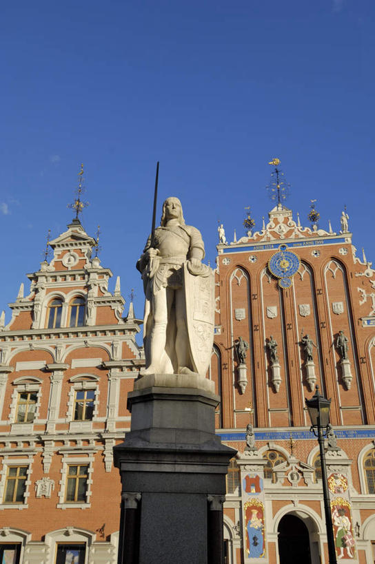 无人,竖图,室外,白天,仰视,旅游,度假,石头,标志建筑,地标,建筑,雕塑,欧洲,拉脱维亚,艺术,装饰,雕刻,雕像,石子,墙,首都,娱乐,建设,墙壁,墙面,蓝色,蓝天,天空,工艺品,天,享受,休闲,旅游胜地,放松,晴朗,纪念,美术,主题,陈列,万里无云,功能,美学,拉脱维亚共和国,里加,石块,晴空,晴空万里,彩图,低角度拍摄