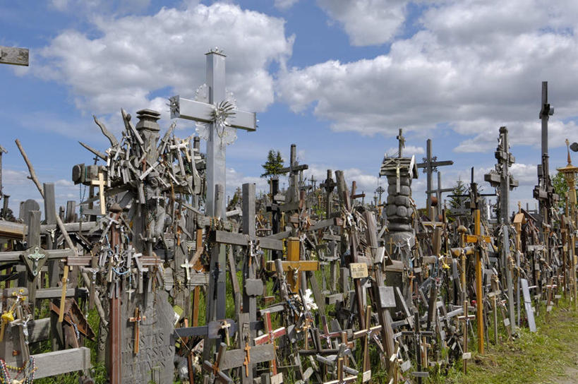 无人,横图,室外,白天,正面,旅游,度假,草地,草坪,名胜古迹,植物,标志建筑,地标,建筑,欧洲,立陶宛,阴影,节日,遗迹,光线,十字架,影子,云,云朵,云彩,古迹,文化,文物,娱乐,建设,古建筑,草,蓝色,绿色,白云,蓝天,天空,阳光,天,祈祷,享受,休闲,墓地,健康,旅游胜地,放松,许愿,宗教,信仰,晴朗,纪念,祈求,坟墓,陵墓,基督教,天主教,坟场,古文明,立陶宛共和国,希奥利艾,平安,晴空,彩图