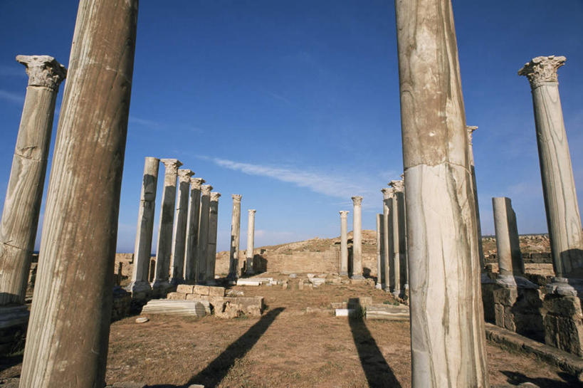 无人,横图,室外,白天,仰视,旅游,度假,石头,名胜古迹,标志建筑,地标,建筑,非洲,的黎波里,利比亚,一排,阴影,遗迹,整齐,光线,石子,影子,柱子,首都,古迹,文物,娱乐,建设,古建筑,石柱,排列,蓝色,蓝天,天空,阳光,天,享受,休闲,旅游胜地,放松,晴朗,队列,古文明,北非,万里无云,阿非利加洲,石块,晴空,晴空万里,彩图,低角度拍摄