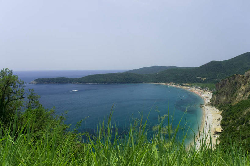 无人,横图,俯视,室外,白天,草地,草坪,海浪,海洋,美景,沙滩,山,山脉,植物,轮船,船,欧洲,阴影,波纹,飞溅,溅,光线,沙子,液体,影子,海岸,景观,浪花,山峰,水滴,沙地,山峦,水珠,草,树,树木,蓝色,绿色,蓝天,水纹,天空,阳光,自然,海水,船尾波,交通工具,波浪,群山,天,景色,生长,晴朗,成长,连绵,绵延,喷洒,自然风光,载具,海景,东欧,万里无云,联贯,塞尔维亚,塞尔维亚共和国,大海,风浪,海,海水的波动,海滩,近岸浪,涌浪,晴空,晴空万里,彩图,高角度拍摄