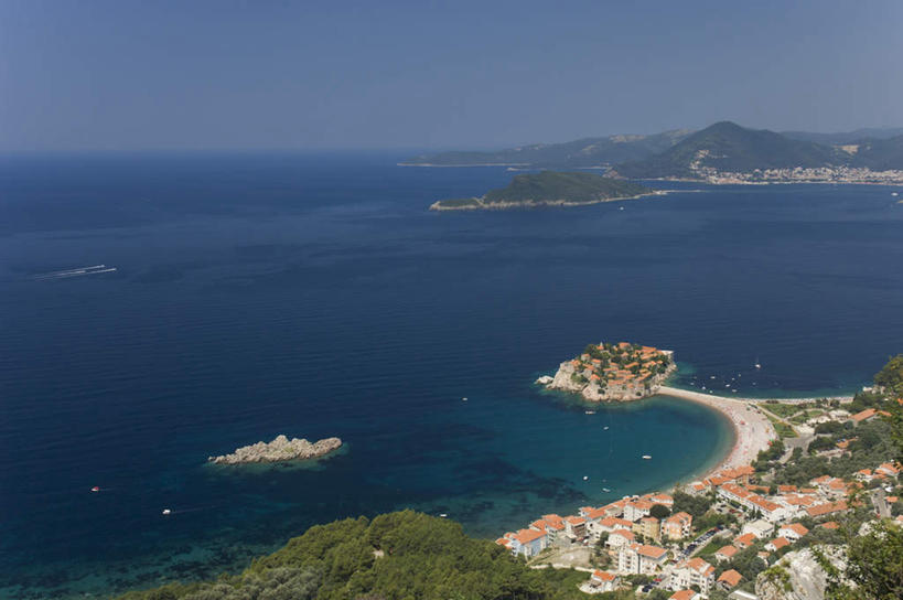 无人,家,横图,俯视,航拍,室外,白天,度假,岛屿,海浪,海洋,美景,沙滩,山,山脉,植物,城市风光,城市,道路,路,公路,欧洲,阴影,光线,沙子,影子,房屋,屋子,岛,海岸,景观,浪花,山峰,交通,沙地,山峦,娱乐,楼房,住宅,树,树木,排列,蓝色,绿色,蓝天,天空,阳光,自然,海水,群山,天,享受,休闲,景色,放松,生长,晴朗,成长,鸟瞰,海景,东欧,万里无云,摆列,塞尔维亚,塞尔维亚共和国,大海,风浪,海,海水的波动,海滩,近岸浪,列岛,群岛,涌浪,诸岛,晴空,晴空万里,马路,彩图,高角度拍摄,房子,布列,分列