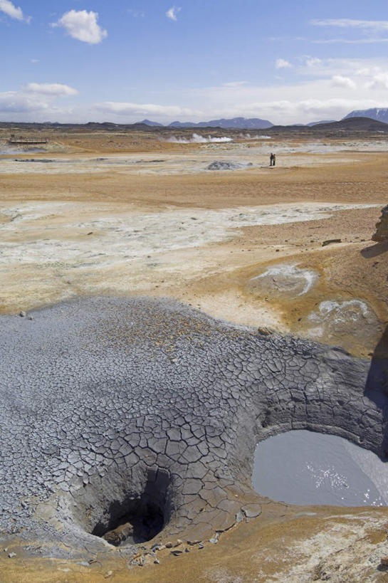 西方人,两个人,站,竖图,俯视,室外,白天,爱情,度假,火山,石头,美景,温泉,雾,城市风光,城市,欧洲,冰岛,欧洲人,阴影,沸腾,服装,光线,化学,蒸汽,矿石,石子,影子,景观,云,云朵,水蒸气,雾气,浪漫,云彩,注视,休闲装,娱乐,衣服,蓝色,白云,蓝天,天空,阳光,晶体,天,观察,看,站着,享受,休闲,温暖,温馨,休闲服,景色,恩爱,放松,恋人,服饰,泉水,温和,晴朗,观看,气体,和睦,察看,关注,北欧,沉积岩,冰岛共和国,蒸发,地热,罕见,矿物质,硫磺,荒僻,偏僻,偏远,硫黄,水成岩,男人,男性,年轻男性,年轻女性,女人,女性,白种人,情侣,活火山,石块,死火山,休眠火山,岩石,晴空,站立,彩图,高角度拍摄,全身,伴侣,融洽