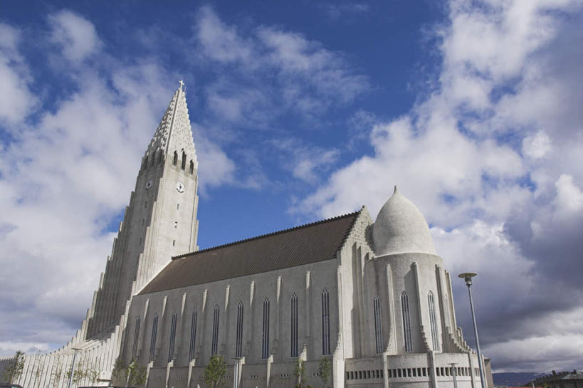 无人,教堂,横图,室外,白天,仰视,旅游,度假,标志建筑,地标,建筑,路灯,照明,欧洲,冰岛,阴影,节日,高大,光线,影子,云,云朵,灯光,首都,宏伟,云彩,文化,娱乐,建设,灯,蓝色,白云,蓝天,天空,阳光,天,祈祷,享受,休闲,健康,旅游胜地,放松,许愿,宗教,信仰,晴朗,纪念,祈求,照亮,照明设备,北欧,信念,冰岛共和国,雷克雅未克,高峻,嵬峨,雷克雅未克大教堂,平安,晴空,彩图,低角度拍摄,大教堂,礼拜堂