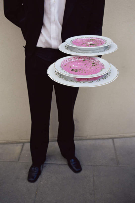 西方人,一个人,服务员,站,捧,竖图,俯视,室外,白天,工作服,制服,餐具,欧洲,立陶宛,欧洲人,仅一个男性,仅一个人,阴影,光线,瓷砖,地砖,碟子,盘,影子,墙,地面,注视,墙壁,墙面,仅一个年轻男性,阳光,盘子,碟,观察,看,站着,观看,察看,关注,工作制服,立陶宛共和国,男人,男性,年轻男性,白种人,服务生,侍者,端,端着,捧着,手捧,站立,半身,彩图,高角度拍摄,工作套服