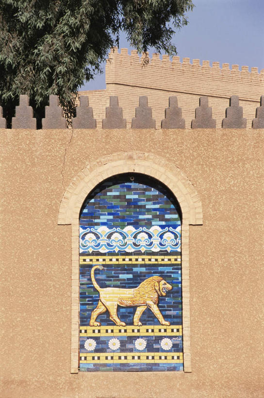 无人,竖图,室外,白天,正面,旅游,度假,植物,标志建筑,地标,建筑,哺乳动物,野生动物,狮子,叶子,伊拉克,亚洲,阴影,光线,影子,堡垒,城堡,墙,围墙,绿叶,娱乐,建设,墙壁,墙画,墙面,树,树木,蓝色,绿色,蓝天,天空,阳光,自然,动物,天,享受,休闲,嫩叶,旅游胜地,放松,生长,晴朗,成长,要塞,西亚,凶猛,万里无云,伊拉克共和国,设防,残暴,凶残,叶,叶片,晴空,晴空万里,彩图