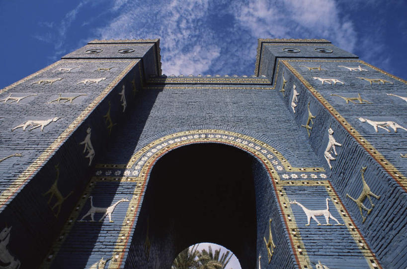 无人,横图,室外,白天,仰视,旅游,度假,标志建筑,地标,建筑,牛,伊拉克,亚洲,阴影,装饰,光线,浮雕,影子,堡垒,城堡,墙,云,云朵,拱门,云彩,娱乐,建设,墙壁,墙面,蓝色,白云,蓝天,天空,阳光,动物,天,享受,休闲,旅游胜地,家畜,放松,牲畜,晴朗,华丽,修饰,点缀,要塞,西亚,衬托,美观,雅致,雅观,伊拉克共和国,设防,晴空,彩图,低角度拍摄