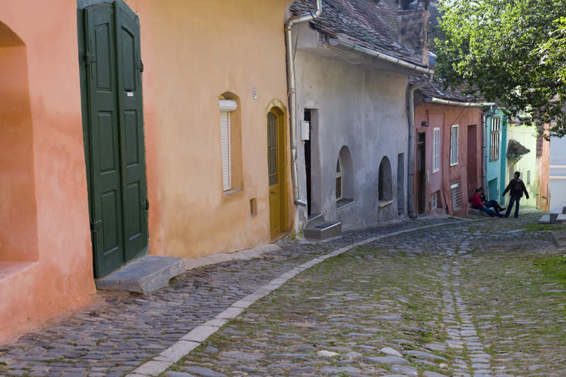 西方人,两个人,家,站,坐,走,横图,室外,白天,正面,度假,石头,美景,植物,门,城市风光,城市,道路,路,欧洲,罗马尼亚,欧洲人,阴影,服装,光线,木制,石子,瓦片,影子,房屋,墙,屋顶,屋子,景观,小路,交通,顶棚,瓦,注视,休闲装,娱乐,楼房,墙壁,墙面,住宅,树,树木,衣服,绿色,阳光,自然,木制品,门框,观察,看,站着,享受,休闲,陡峭,休闲服,景色,放松,斜坡,建造,服饰,乡间小路,生长,成长,观看,察看,关注,东欧,屋瓦,特兰西瓦尼亚,笔陡,峻峭,男人,男性,女人,女性,中年男性,中年女性,白种人,石块,步行,散步,站立,走路,坐着,彩图,全身,房子