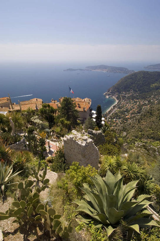 无人,家,竖图,俯视,航拍,室外,白天,旅游,度假,草地,草坪,岛屿,植物,标志建筑,地标,建筑,仙人掌,旗帜,法国,欧洲,阴影,光线,火焰,影子,房屋,屋子,岛,草药,娱乐,旗子,建设,楼房,中药,住宅,草,树,树木,蓝色,绿色,蓝天,天空,阳光,自然,天,享受,休闲,旅游胜地,放松,生长,晴朗,成长,普罗旺斯,鸟瞰,药材,中草药,中药材,本草,万里无云,法兰西共和国,牛舌头,法兰西第五共和国,旌旗,旗号,普罗旺斯省,列岛,群岛,诸岛,晴空,晴空万里,玉芙蓉,仙巴掌,火掌,霸王树,彩图,高角度拍摄,房子