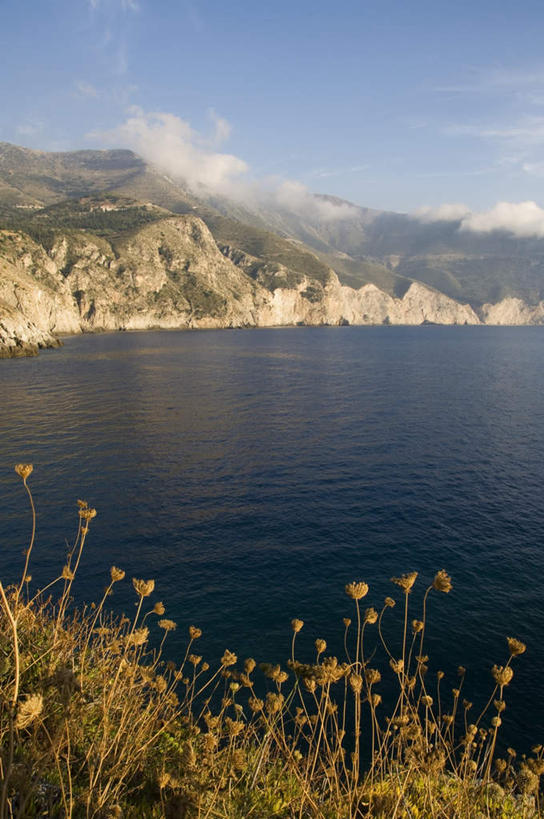 无人,竖图,室外,白天,正面,爱情,旅游,度假,海浪,海洋,石头,美景,山,山脉,植物,蒲公英,希腊,欧洲,阴影,枯萎,光线,石子,影子,景观,浪花,山峰,云,云朵,枯草,山峦,云彩,娱乐,草,黄色,蓝色,白云,蓝天,天空,阳光,自然,海水,群山,天,享受,休闲,景色,放松,晴朗,自然风光,海景,沉积岩,希腊共和国,开朗,水成岩,阿索斯,大海,风浪,海,海水的波动,近岸浪,石块,岩石,涌浪,晴空,蒲公草,尿床草,彩图