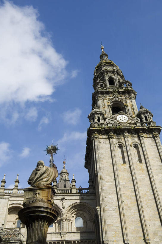 无人,教堂,竖图,室外,白天,仰视,旅游,度假,标志建筑,地标,建筑,雕塑,西班牙,欧洲,阴影,节日,艺术,装饰,时间,光线,雕刻,雕像,时钟,影子,云,云朵,计时,云彩,文化,娱乐,建设,世界遗产,蓝色,白云,蓝天,天空,阳光,工艺品,钟表,天,祈祷,享受,休闲,健康,表,旅游胜地,放松,许愿,宗教,信仰,晴朗,纪念,华丽,修饰,祈求,美术,点缀,基督教,南欧,天主教,主题,陈列,信念,西班牙王国,功能,美学,衬托,美观,雅致,雅观,塔钟,圣地亚哥.德孔波斯特拉古城,加利西亚,加利西亚自治区,平安,钟,晴空,彩图,低角度拍摄,大教堂,礼拜堂