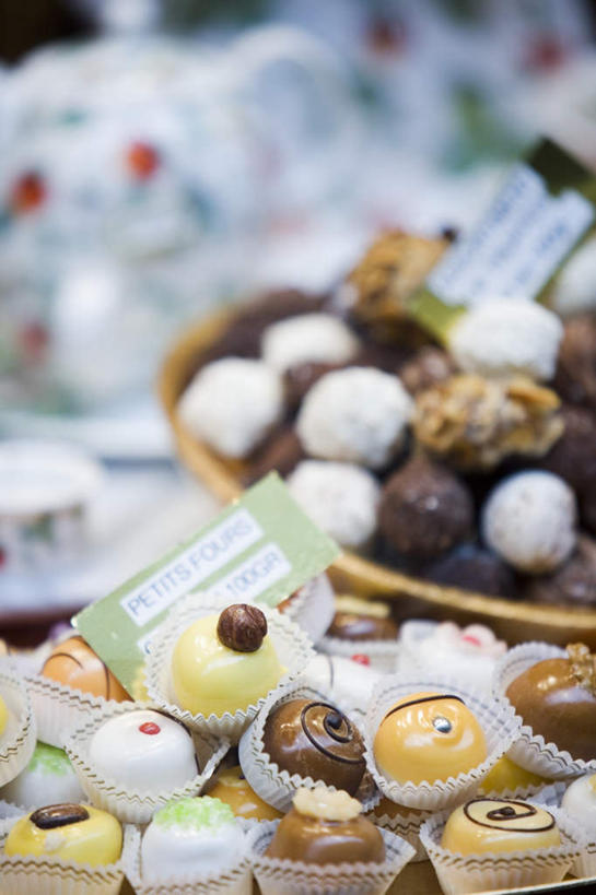 无人,竖图,俯视,室内,特写,白天,餐桌,桌子,餐具,一堆,许多,堆叠,堆积,朦胧,模糊,食品,糖,糖果,甜点,甜品,食物,甜食,巧克力,餐台,堆,巧克力糖,进餐用具,烹调用具,彩图,高角度拍摄