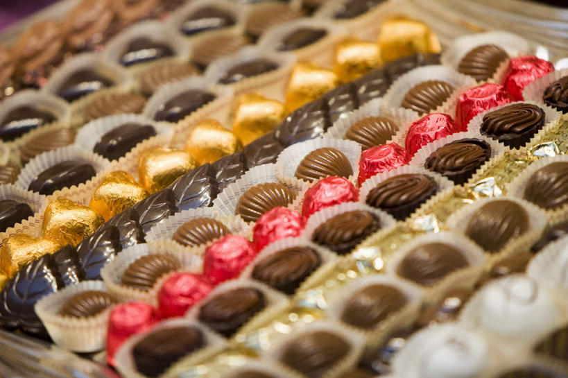 无人,横图,俯视,室内,白天,杯子,一排,许多,整齐,并列,并排,食品,糖,糖果,甜点,甜品,褐色,很多,食物,排列,黄色,红色,纸制品,甜食,巧克力,纸托,纸杯,队列,一次性杯子,平行,巧克力糖,彩图,高角度拍摄