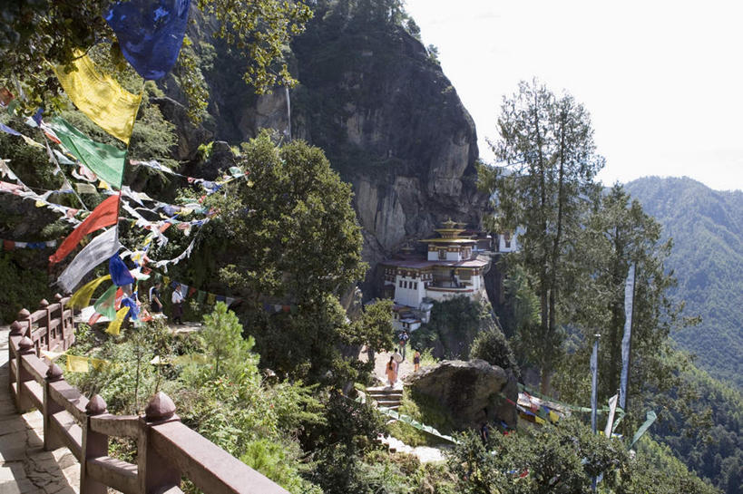 无人,栏杆,横图,室外,白天,正面,旅游,度假,美景,山,山脉,树林,植物,标志建筑,道路,地标,建筑,路,不丹,亚洲,阴影,节日,生气,光线,扶手,影子,墙,屋顶,景观,山峰,云,云朵,小路,交通,山峦,云彩,顶棚,文化,娱乐,建设,护栏,墙壁,墙面,树,树木,蓝色,绿色,白云,蓝天,天空,阳光,自然,群山,天,祈祷,享受,休闲,健康,旅游胜地,景色,放松,活力,许愿,宗教,信仰,茂盛,生长,晴朗,成长,纪念,生机,五颜六色,祈求,连绵,繁茂,基督教,绵延,天主教,自然风光,修道院,南亚,五彩缤纷,信念,兴旺,昌盛,绵亘,昌隆,畅旺,发达,蕃芜,繁盛,富强,隆盛,蓬勃,旺盛,兴隆,兴盛,郁勃,不丹王国,活气,神学院,修院,隐修院,巴罗,虎穴寺,平安,晴空,彩图