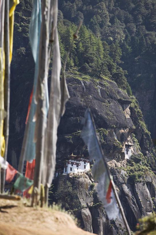 无人,竖图,俯视,室外,白天,旅游,度假,美景,山,山脉,树林,植物,标志建筑,地标,建筑,旗帜,不丹,亚洲,阴影,节日,生气,光线,影子,墙,屋顶,景观,山峰,云,云朵,山峦,云彩,顶棚,文化,娱乐,旗子,建设,墙壁,墙面,树,树木,蓝色,绿色,白云,蓝天,天空,阳光,自然,群山,天,祈祷,享受,休闲,健康,旅游胜地,景色,放松,活力,许愿,宗教,信仰,茂盛,生长,晴朗,成长,纪念,生机,五颜六色,祈求,连绵,繁茂,基督教,绵延,天主教,自然风光,修道院,南亚,五彩缤纷,信念,兴旺,旌旗,旗号,昌盛,绵亘,昌隆,畅旺,发达,蕃芜,繁盛,富强,隆盛,蓬勃,旺盛,兴隆,兴盛,郁勃,不丹王国,活气,神学院,修院,隐修院,巴罗,虎穴寺,平安,晴空,彩图,高角度拍摄