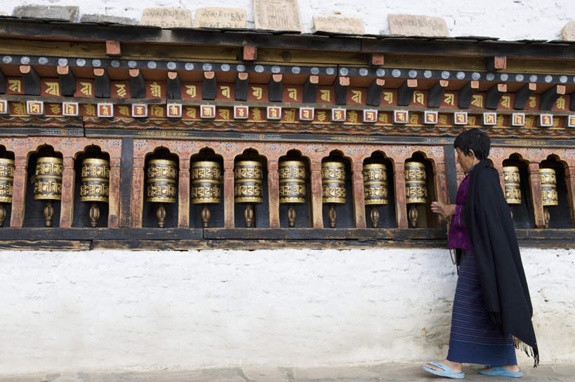 东方人,一个人,寺庙,走,横图,室外,白天,侧面,旅游,度假,美景,标志建筑,地标,建筑,不丹,亚洲,仅一个女性,仅一个人,跪拜,阴影,服装,节日,装饰,光线,影子,墙,景观,首都,燃烧,注视,休闲装,黄种人,文化,娱乐,建设,墙壁,墙面,膜拜,衣服,阳光,自然,香火,庙宇,观察,看,祈祷,仅一个中年女性,享受,休闲,健康,休闲服,旅游胜地,景色,放松,许愿,宗教,服饰,信仰,观看,纪念,华丽,修饰,祈求,点缀,察看,关注,自然风光,南亚,衬托,美观,雅致,雅观,敬拜,不丹王国,廷布,平安,女人,女性,中年女性,亚洲人,步行,散步,走路,彩图,全身,庙,寺