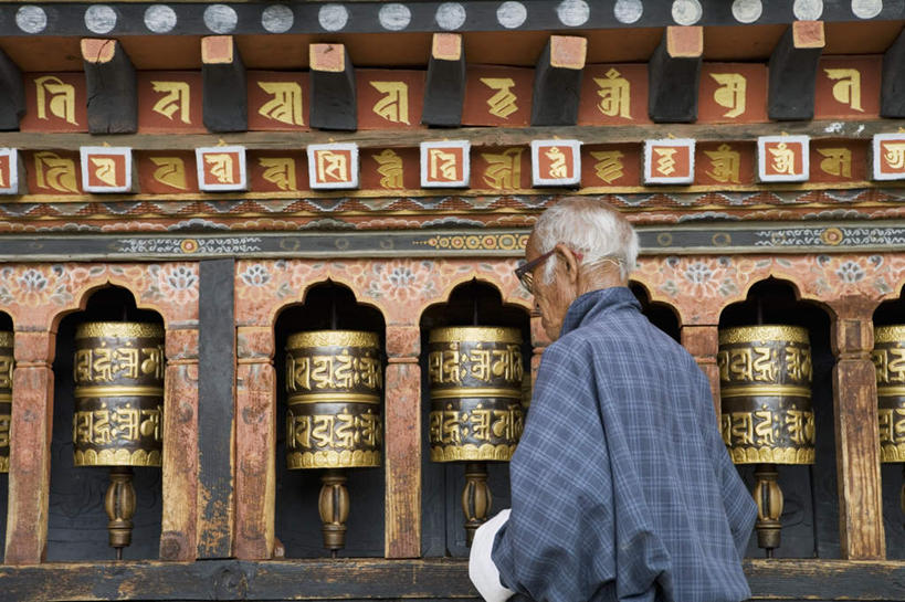 东方人,一个人,寺庙,走,横图,室外,白天,侧面,旅游,度假,美景,标志建筑,地标,建筑,不丹,亚洲,仅一个男性,仅一个人,跪拜,阴影,服装,节日,装饰,光线,眼镜,影子,墙,景观,首都,燃烧,注视,休闲装,黄种人,文化,娱乐,建设,墙壁,墙面,膜拜,衣服,阳光,自然,香火,庙宇,观察,看,祈祷,仅一个老年男性,享受,休闲,健康,休闲服,旅游胜地,景色,放松,许愿,宗教,服饰,信仰,观看,纪念,老花镜,华丽,修饰,祈求,点缀,察看,关注,自然风光,南亚,衬托,美观,雅致,雅观,敬拜,远视眼镜,不丹王国,廷布,平安,老年男性,男人,男性,亚洲人,步行,散步,走路,半身,彩图,庙,寺