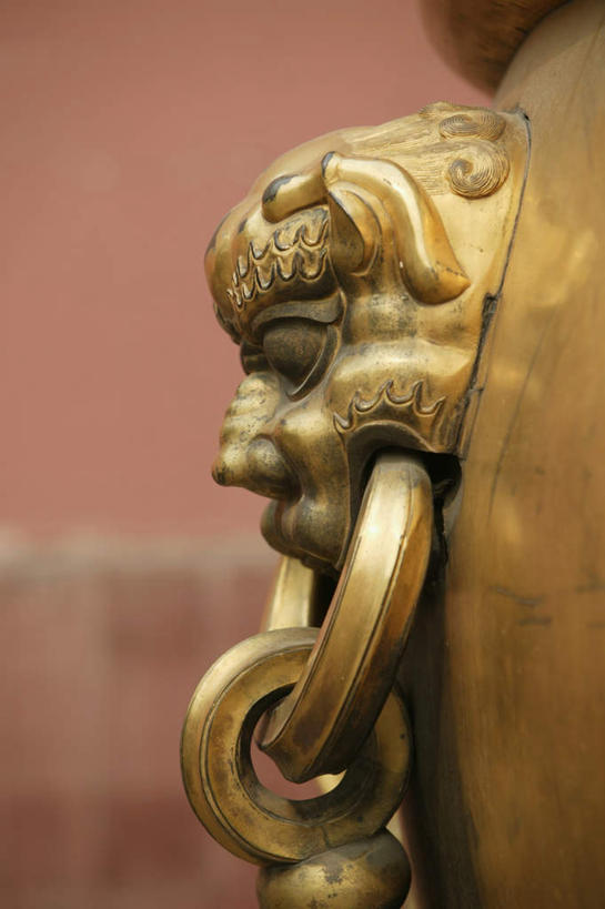 无人,故宫,宫殿,竖图,室外,特写,白天,正面,旅游,度假,名胜古迹,标志建筑,地标,建筑,雕塑,北京,中国,亚洲,朦胧,模糊,遗迹,艺术,装饰,雕刻,雕像,墙,首都,古迹,文物,娱乐,建设,古建筑,墙壁,墙面,工艺品,紫禁城,享受,休闲,金色,旅游胜地,放松,纪念,美术,富贵,权利,主题,陈列,古文明,东亚,忠诚,中华人民共和国,北京市,京,北平,华北地区,功能,美学,富丽,北京故宫博物院,名誉,荣华,彩图