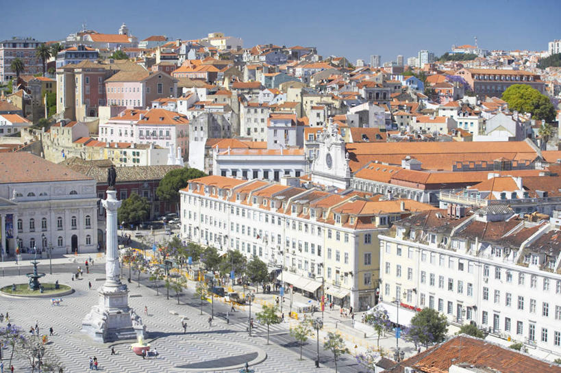 西方人,家,商店,走,说,横图,俯视,室外,白天,度假,讨论,美景,植物,城市风光,城市,道路,路,路灯,汽车,照明,雕塑,葡萄牙,欧洲,欧洲人,行人,游客,游人,阴影,服装,艺术,装饰,光线,雕刻,雕像,影子,房屋,屋子,景观,纪念碑,小路,灯光,交通,首都,许多人,注视,休闲装,娱乐,商铺,楼房,里斯本,路人,旅客,住宅,车,灯,树,树木,排列,衣服,蓝色,绿色,蓝天,天空,阳光,自然,工艺品,交通工具,轿车,天,观察,看,一群人,享受,休闲,休闲服,景色,放松,服饰,生长,晴朗,成长,观看,纪念,照亮,美术,察看,照明设备,关注,南欧,载具,主题,怀念,陈列,万里无云,功能,美学,思念,市肆,商号,摆列,葡萄牙共和国,吊唁,过客,交流,男人,男性,年轻男性,年轻女性,女人,女性,白种人,晴空,晴空万里,步行,沟通,讲话,交谈,散步,商讨,说话,谈话,走路,彩图,高角度拍摄,全身,房子,店铺,布列,分列