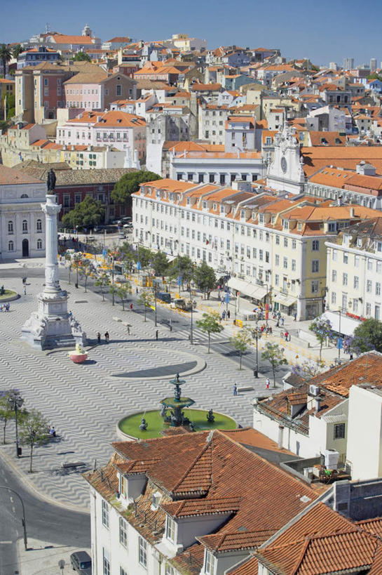 西方人,家,商店,走,说,竖图,俯视,室外,白天,度假,讨论,美景,植物,城市风光,城市,道路,路,路灯,汽车,照明,雕塑,葡萄牙,欧洲,欧洲人,行人,游客,游人,阴影,服装,艺术,装饰,光线,雕刻,雕像,影子,房屋,屋子,景观,纪念碑,小路,灯光,交通,首都,许多人,注视,休闲装,娱乐,商铺,楼房,里斯本,路人,旅客,住宅,车,灯,树,树木,排列,衣服,蓝色,绿色,蓝天,天空,阳光,自然,工艺品,交通工具,轿车,天,观察,看,一群人,享受,休闲,休闲服,景色,放松,服饰,生长,晴朗,成长,观看,纪念,照亮,美术,察看,照明设备,关注,南欧,载具,主题,怀念,陈列,万里无云,功能,美学,思念,市肆,商号,摆列,葡萄牙共和国,吊唁,过客,交流,男人,男性,年轻男性,年轻女性,女人,女性,白种人,晴空,晴空万里,步行,沟通,讲话,交谈,散步,商讨,说话,谈话,走路,彩图,高角度拍摄,全身,房子,店铺,布列,分列