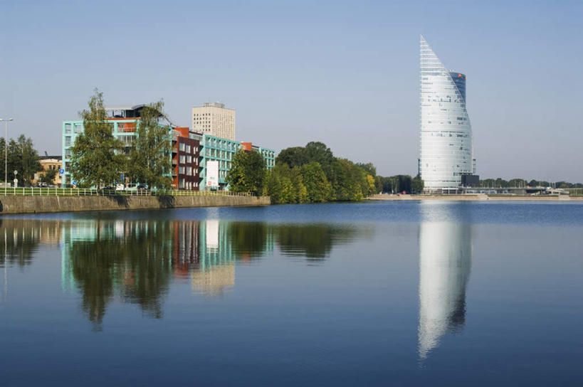 无人,高楼大厦,横图,室外,白天,正面,度假,湖,湖泊,美景,水,植物,城市风光,城市,大厦,建筑,摩天大楼,欧洲,拉脱维亚,阴影,波纹,光线,影子,湖面,景观,水流,水面,涟漪,娱乐,建设,树,树木,蓝色,绿色,倒影,蓝天,水纹,天空,阳光,自然,波浪,湖水,天,享受,休闲,景色,放松,生长,晴朗,成长,倒映,万里无云,水晕,拉脱维亚共和国,里加,反照,晴空,晴空万里,彩图,大楼,高层建筑,高楼,摩天楼