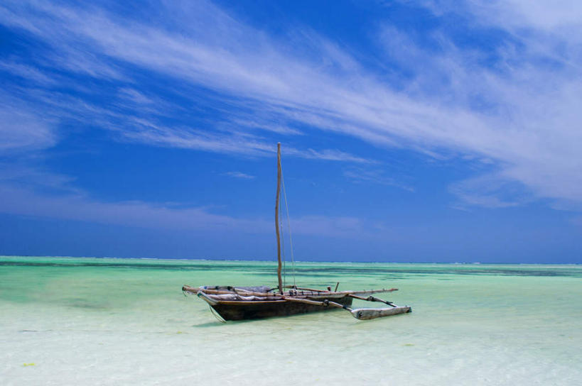 无人,横图,室外,白天,正面,旅游,度假,海浪,海洋,美景,沙滩,船,非洲,坦桑尼亚,阴影,光线,沙子,影子,地平线,海岸,景观,浪花,云,云朵,辽阔,木船,地面,沙地,云彩,娱乐,蓝色,白云,蓝天,天空,阳光,自然,海水,交通工具,天,享受,休闲,广阔,景色,放松,晴朗,一望无际,舟,自然风光,载具,延伸,海景,天地相交,东非,桑给巴尔,坦桑尼亚联合共和国,占吉巴,无边无际,一马平川,大海,风浪,海,海水的波动,海滩,近岸浪,涌浪,晴空,彩图