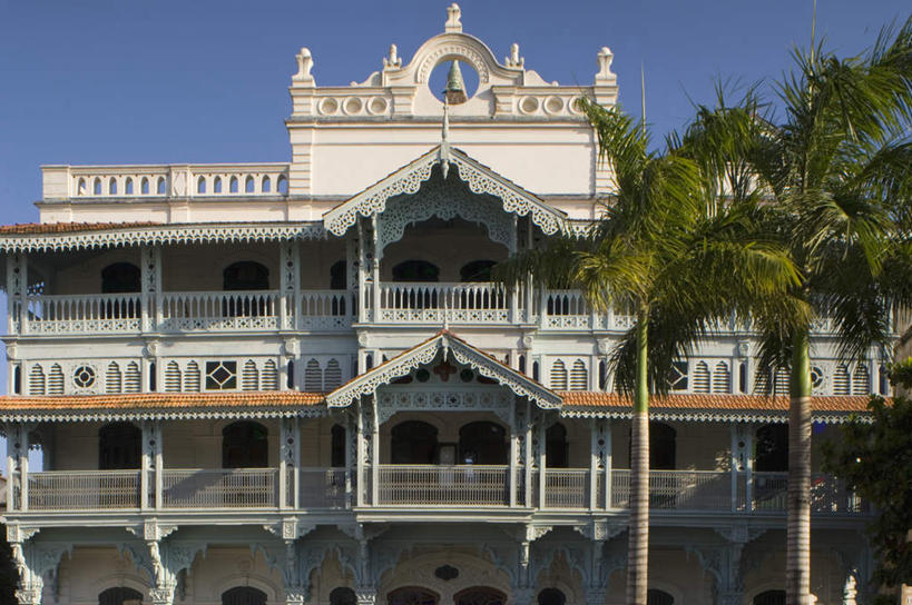 无人,高楼大厦,栏杆,露台,横图,室外,白天,正面,旅游,度假,办公楼,植物,窗户,阳台,标志建筑,大厦,地标,建筑,摩天大楼,写字楼,棕榈树,叶子,非洲,坦桑尼亚,阴影,光线,影子,围栏,走道,走廊,过道,绿叶,娱乐,建设,护栏,世界遗产,玻璃窗,树,树木,蓝色,绿色,蓝天,天空,阳光,自然,楼宇,天,享受,休闲,嫩叶,旅游胜地,商务楼,放松,生长,晴朗,成长,棕榈叶,万里无云,东非,桑给巴尔,坦桑尼亚联合共和国,占吉巴,叶,叶片,晴空,晴空万里,彩图,大楼,高层建筑,高楼,露天阳台,摩天楼