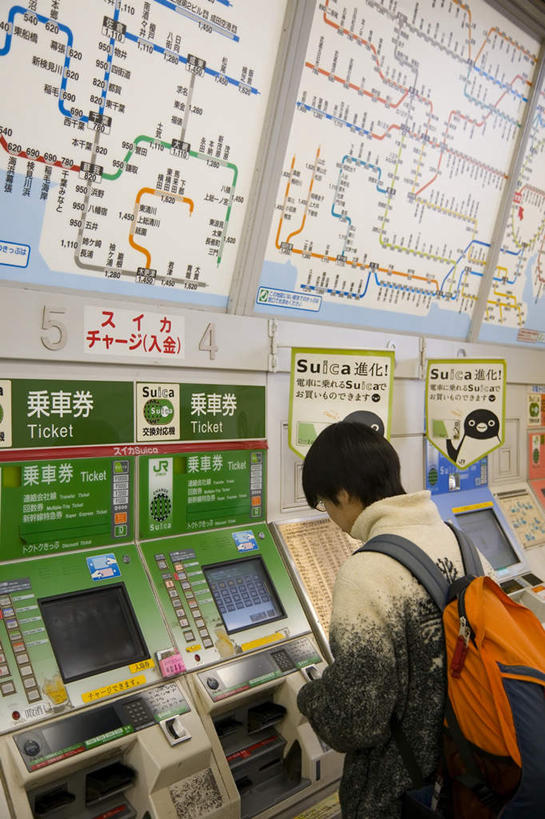 东方人,一个人,站,竖图,室内,白天,运动服,度假,美景,城市风光,城市,道路,地铁,地图,东京,日本,亚洲,仅一个男性,仅一个人,服装,信息,包,窗口,景观,轨道交通,交通,旅行包,注视,黄种人,方向,娱乐,仅一个年轻男性,背面,衣服,背包,观察,看,站着,享受,休闲,景色,放松,服饰,观看,引导,指引,售票,察看,衣着,穿着,关注,东亚,本州,关东地方,本州岛,日本国,东京都,售票机,旅游包,售票窗,售票窗口,衣饰,男人,男性,年轻男性,亚洲人,站立,半身,彩图,地铁机动车,地下铁,轻轨,导航,双肩包,运动装