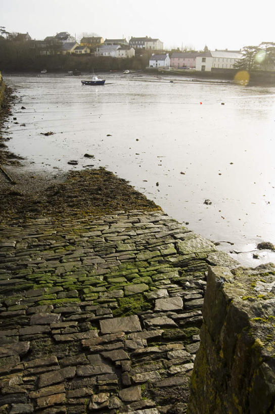 无人,码头,竖图,室外,白天,正面,度假,海浪,海洋,美景,城市风光,城市,港口,爱尔兰,欧洲,阴影,光线,影子,景观,浪花,娱乐,蓝色,蓝天,天空,阳光,海水,天,享受,休闲,景色,放松,西欧,海景,芒斯特省,爱尔兰共和国,芒斯特,大海,风浪,海,海水的波动,近岸浪,涌浪,彩图,摆渡口,埠头,渡口,渡头,港湾,海港,货运码头,口岸,商港