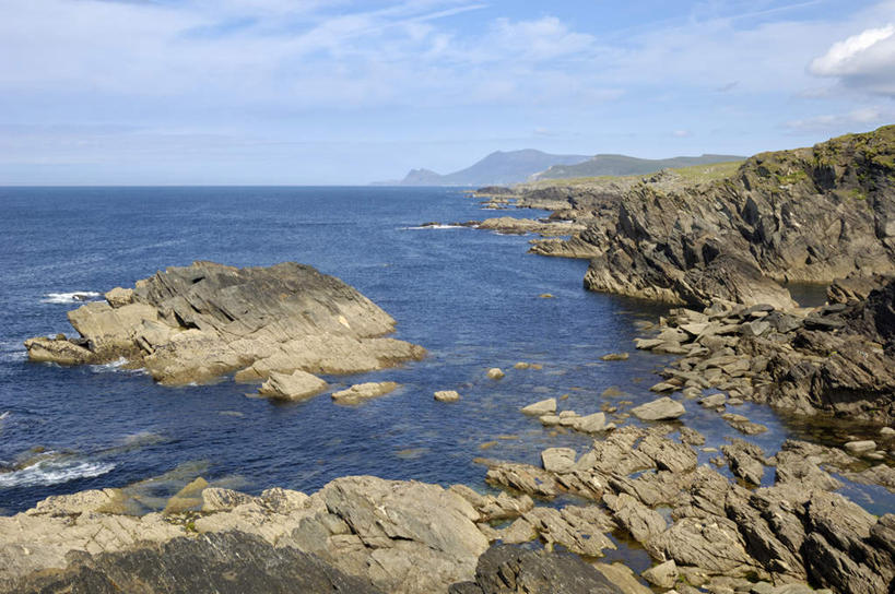 无人,横图,室外,白天,正面,旅游,度假,海浪,海洋,礁石,石头,美景,爱尔兰,欧洲,阴影,光线,石子,影子,景观,浪花,水平线,辽阔,海平线,娱乐,蓝色,蓝天,天空,阳光,自然,海水,天,享受,休闲,广阔,景色,放松,晴朗,一望无际,西欧,自然风光,海景,万里无云,爱尔兰共和国,康诺特省,无边无际,一马平川,大海,风浪,海,海水的波动,礁,近岸浪,石块,岩石,涌浪,晴空,晴空万里,彩图,水天相接,水天一线