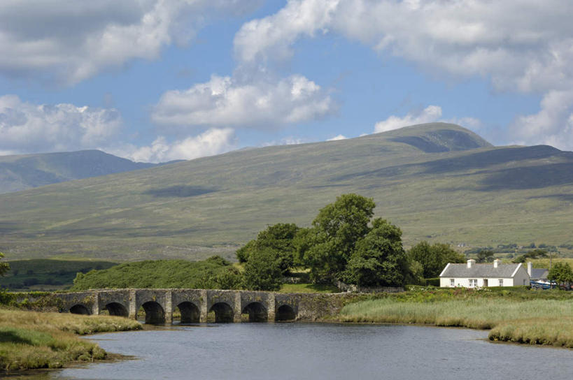 无人,家,横图,室外,白天,正面,旅游,度假,河流,石头,美景,山,山脉,树林,水,植物,爱尔兰,欧洲,石子,房屋,屋子,河水,景观,山峰,水流,云,云朵,天桥,桥,山峦,云彩,娱乐,楼房,住宅,树,树木,蓝色,绿色,白云,蓝天,天空,自然,群山,天,享受,休闲,景色,放松,生长,晴朗,成长,人行桥,西欧,自然风光,爱尔兰共和国,康诺特省,石块,晴空,彩图,房子