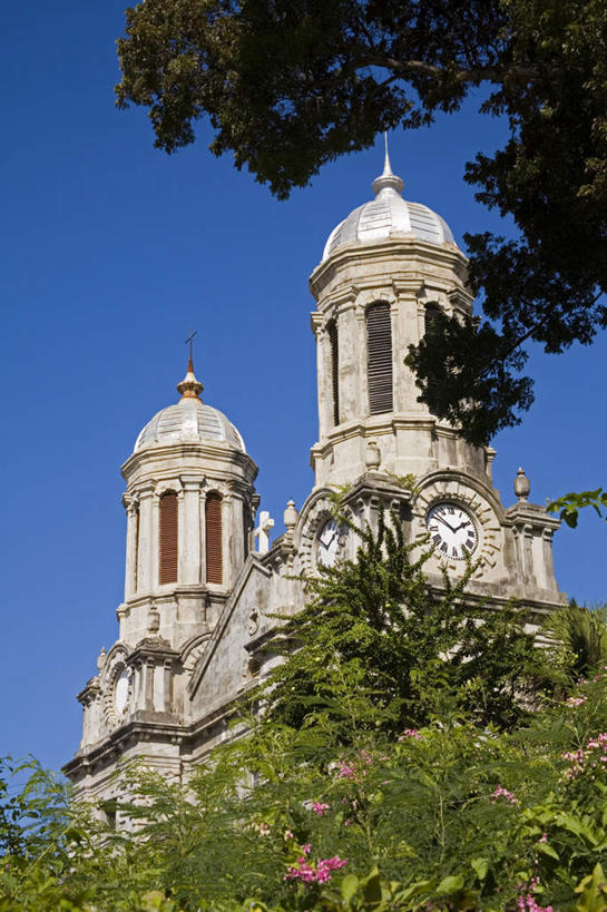 无人,教堂,竖图,室外,白天,仰视,旅游,度假,名胜古迹,植物,标志建筑,地标,建筑,棕榈树,叶子,节日,遗迹,绿叶,古迹,文化,文物,娱乐,建设,古建筑,树,树木,蓝色,绿色,蓝天,天空,自然,天,祈祷,享受,休闲,健康,嫩叶,旅游胜地,南美,放松,许愿,宗教,信仰,生长,晴朗,成长,纪念,祈求,南美洲,荷属安的列斯,西印度群岛,拉丁美洲,美洲,信念,古文明,棕榈叶,荷属安的列斯群岛,万里无云,亚美利加洲,南亚美利加洲,平安,叶,叶片,晴空,晴空万里,彩图,低角度拍摄,大教堂,礼拜堂