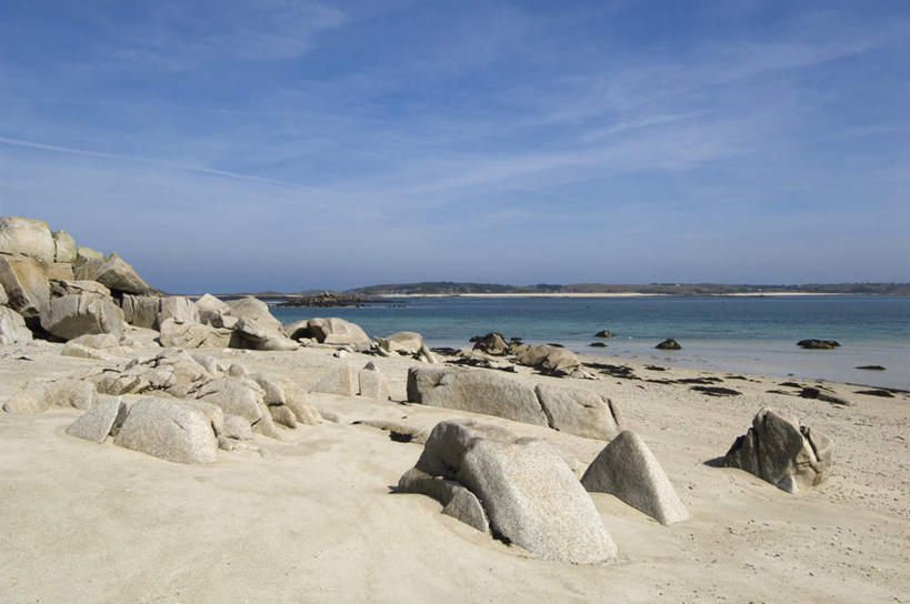 无人,横图,室外,白天,正面,旅游,度假,海浪,海洋,石头,美景,沙滩,英国,欧洲,阴影,光线,沙子,石子,影子,海岸,景观,浪花,云,云朵,沙地,云彩,娱乐,蓝色,白云,蓝天,天空,阳光,自然,海水,天,享受,休闲,景色,放松,晴朗,西欧,自然风光,大不列颠,海景,沉积岩,大不列颠及北爱尔兰联合王国,大不列颠联合王国,日不落英帝国,康沃尔,康沃尔郡,水成岩,大海,风浪,海,海水的波动,海滩,近岸浪,石块,岩石,涌浪,晴空,彩图