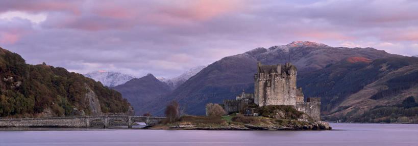 无人,横图,室外,白天,正面,旅游,度假,湖,湖泊,石头,美景,山,山脉,树林,水,植物,标志建筑,地标,建筑,英国,欧洲,阴影,波纹,生气,光线,石子,影子,堡垒,城堡,墙,屋顶,湖面,景观,山峰,水流,水面,云,云朵,桥,涟漪,山峦,云彩,顶棚,荡漾,历史,娱乐,建设,石桥,苏格兰,拱桥,墙壁,墙面,栈桥,树,树木,古代,蓝色,绿色,白云,倒影,蓝天,天空,阳光,自然,湖水,群山,天,享受,休闲,旅游胜地,景色,放松,活力,拱形,茂盛,生长,晴朗,成长,生机,人行桥,石拱桥,连绵,繁茂,倒映,绵延,西欧,要塞,自然风光,大不列颠,大不列颠及北爱尔兰联合王国,兴旺,大不列颠联合王国,日不落英帝国,昌盛,古远,苏格兰王国,绵亘,反照,昌隆,畅旺,发达,蕃芜,繁盛,富强,隆盛,蓬勃,旺盛,兴隆,兴盛,郁勃,活气,设防,石块,晴空,彩图