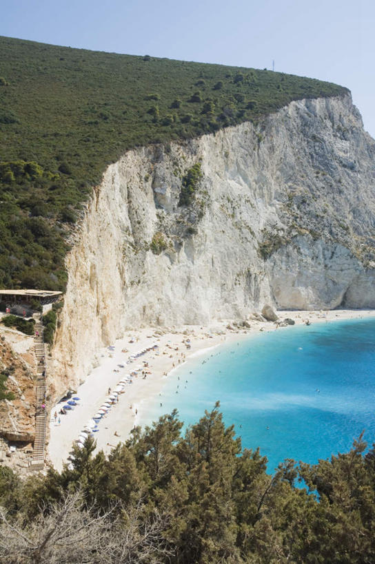 西方人,站,走,躺,竖图,俯视,室外,白天,旅游,度假,海浪,海洋,沙滩,山,山脉,植物,椅子,希腊,欧洲,欧洲人,行人,游客,游人,阴影,服装,光线,沙子,影子,躺椅,海岸,浪花,山峰,沙地,山峦,许多人,注视,休闲装,娱乐,路人,旅客,树,树木,衣服,蓝色,绿色,蓝天,天空,阳光,自然,海水,群山,天,观察,看,站着,一群人,享受,休闲,休闲服,放松,服饰,生长,晴朗,成长,观看,沙滩椅,察看,关注,海景,希腊共和国,万里无云,过客,莱夫卡斯州,卧着,男人,男性,年轻男性,年轻女性,女人,女性,白种人,大海,风浪,海,海水的波动,海滩,近岸浪,涌浪,晴空,晴空万里,步行,散步,躺着,卧,站立,走路,彩图,高角度拍摄,全身