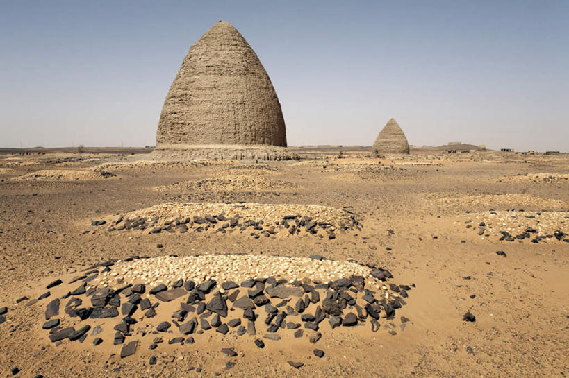 无人,横图,室外,白天,正面,旅游,度假,石头,名胜古迹,标志建筑,地标,建筑,非洲,苏丹,一堆,阴影,堆叠,堆积,遗迹,光线,石子,影子,墙,神庙,古迹,文物,娱乐,建设,古建筑,墙壁,墙面,蓝色,蓝天,天空,阳光,天,享受,休闲,墓地,旅游胜地,放松,晴朗,堆,坟墓,陵墓,坟场,古文明,北非,万里无云,阿非利加洲,苏丹共和国,石块,岩石,晴空,晴空万里,彩图