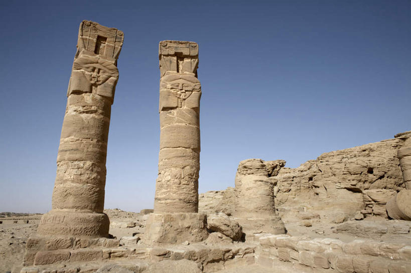 无人,横图,室外,白天,仰视,旅游,度假,石头,名胜古迹,标志建筑,地标,建筑,非洲,埃及,两根,遗迹,石子,柱子,墙,神庙,古迹,历史,文物,娱乐,建设,古建筑,墙壁,墙面,蓝色,蓝天,天空,天,享受,休闲,旅游胜地,放松,晴朗,神殿,古埃及,古文明,北非,万里无云,卢克索神庙,路克索神殿,鲁克索神殿,古代七大奇迹,阿拉伯埃及共和国,金字塔之国,棉花之国,阿非利加洲,石块,岩石,晴空,晴空万里,彩图,低角度拍摄,标志性建筑