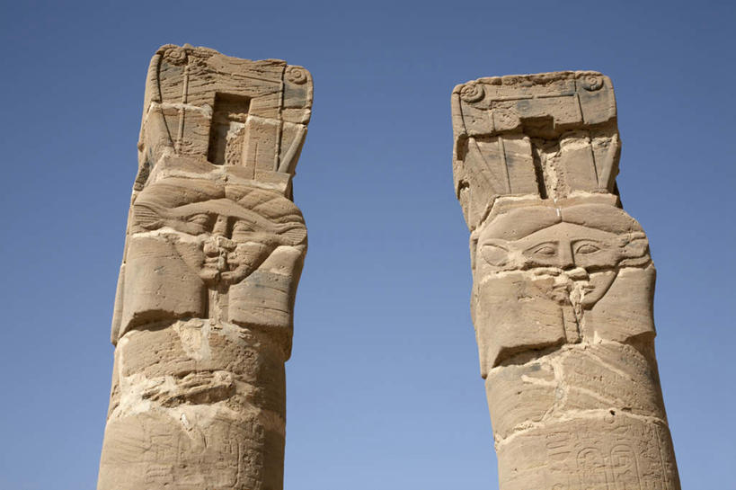 无人,横图,室外,白天,仰视,旅游,度假,名胜古迹,标志建筑,地标,建筑,雕塑,非洲,埃及,两根,阴影,遗迹,艺术,装饰,光线,雕刻,雕像,影子,柱子,神庙,古迹,历史,文物,娱乐,建设,古建筑,蓝色,蓝天,天空,阳光,工艺品,天,享受,休闲,旅游胜地,放松,晴朗,纪念,美术,神殿,古埃及,主题,陈列,古文明,北非,万里无云,卢克索神庙,路克索神殿,鲁克索神殿,古代七大奇迹,阿拉伯埃及共和国,金字塔之国,棉花之国,功能,美学,阿非利加洲,晴空,晴空万里,彩图,低角度拍摄,标志性建筑