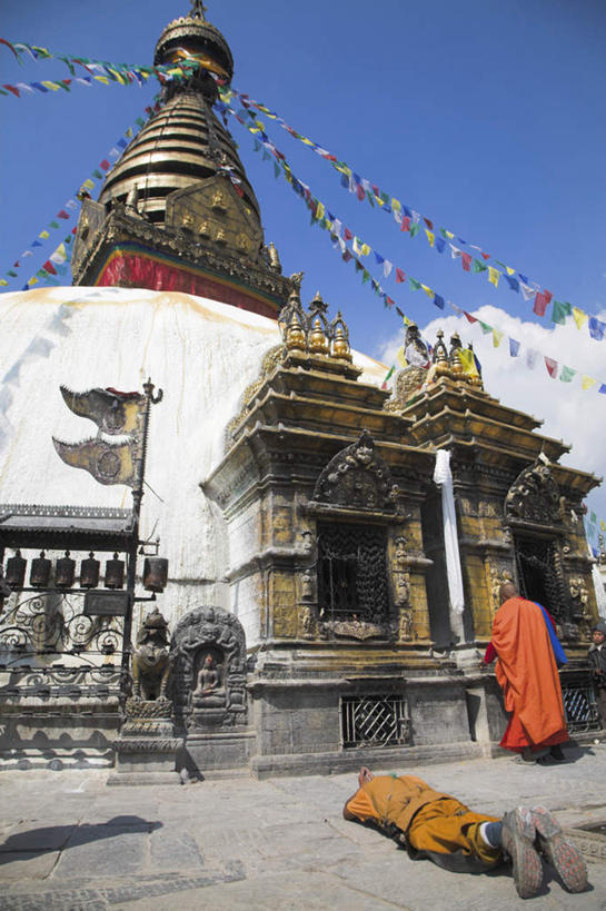 东方人,三个人,寺庙,站,躺,竖图,室外,白天,仰视,民族服装,旅游,度假,名胜古迹,标志建筑,地标,建筑,雕塑,尼泊尔,亚洲,一排,许多,吊挂,悬挂,阴影,节日,遗迹,艺术,整齐,装饰,飘扬,光线,雕刻,雕像,影子,首都,很多,祝福,挂,注视,黄种人,古迹,文化,文物,娱乐,建设,古建筑,经幡,排列,虔诚,蓝色,蓝天,天空,阳光,工艺品,庙宇,天,观察,看,祈祷,双手合十,站着,享受,休闲,健康,旅游胜地,放松,许愿,宗教,佛教,信仰,晴朗,观看,纪念,飘逸,祈求,美术,察看,队列,关注,飞扬,主题,感谢,南亚,陈列,古文明,加德满都,万里无云,风马旗,合十礼,合掌礼,尼泊尔王国,加都,合十,莲华合掌,感恩,功能,美学,释教,德满都,卧着,平安,男人,男性,中年男性,亚洲人,晴空,晴空万里,躺着,卧,站立,彩图,低角度拍摄,全身,传统服装,民俗服,庙,寺