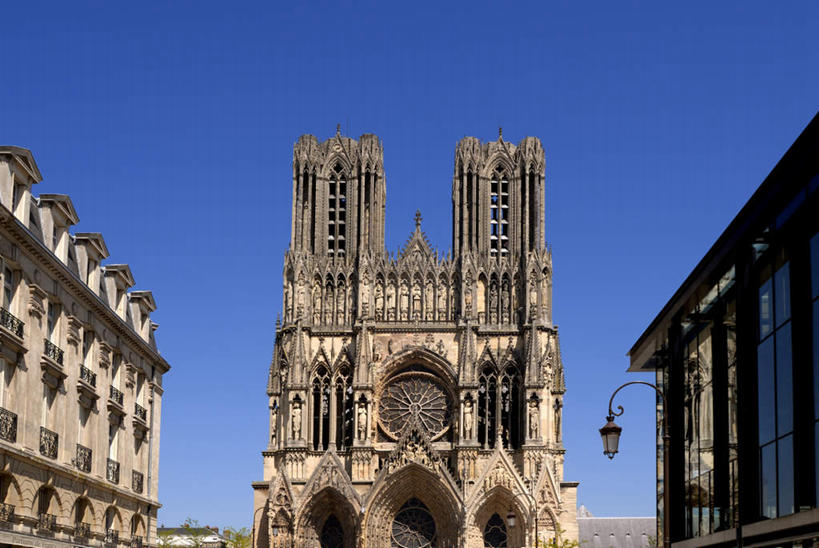 无人,教堂,栏杆,横图,室外,白天,仰视,旅游,度假,植物,标志建筑,地标,建筑,照明,法国,欧洲,阴影,节日,光线,壁灯,影子,围栏,灯光,文化,娱乐,建设,护栏,灯,树,树木,蓝色,绿色,蓝天,天空,阳光,自然,灯具,天,祈祷,享受,休闲,健康,旅游胜地,放松,许愿,宗教,信仰,生长,晴朗,成长,纪念,祈求,照亮,照明设备,信念,万里无云,法兰西共和国,法兰西第五共和国,香槟.阿登,香槟.阿登大区,马恩省,兰斯,兰斯大教堂,平安,晴空,晴空万里,彩图,低角度拍摄,大教堂,礼拜堂