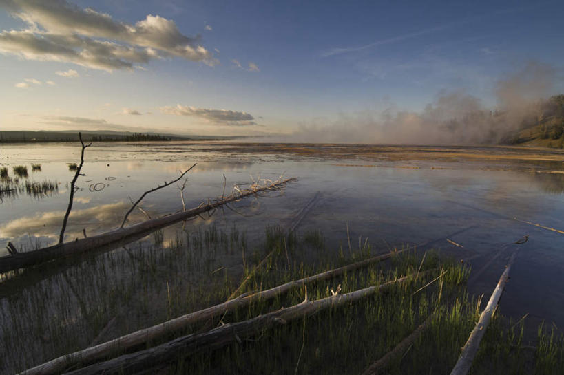 无人,公园,横图,室外,白天,正面,旅游,度假,湖,湖泊,美景,水,植物,松树,美国,阴影,波纹,光线,影子,湖面,景观,水流,水面,云,云朵,树桩,涟漪,云彩,娱乐,树,树干,树木,蓝色,绿色,白云,倒影,蓝天,水纹,天空,阳光,自然,波浪,湖水,天,享受,休闲,木桩,景色,放松,生长,晴朗,成长,死亡,倒映,北美,北美洲,国家公园,自然风光,坚定,美洲,黄石国家公园,蒙大拿州,黄石公园,水晕,北亚美利加洲,亚美利加洲,长寿,贞洁,殒命,蒙大拿,长空之乡,财富之州,灭亡,反照,晴空,彩图
