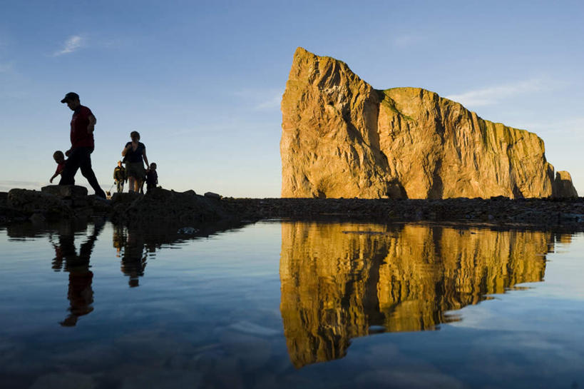 西方人,儿童,家庭,横图,室外,白天,正面,旅游,度假,纯洁,岛屿,海浪,海洋,石头,沙滩,欧洲,加拿大,欧洲人,阴影,服装,光线,沙子,石子,影子,岛,海岸,浪花,云,云朵,沙地,许多人,背光,云彩,休闲装,娱乐,小孩,衣服,蓝色,白云,倒影,蓝天,天空,阳光,海水,天,一群人,享受,休闲,温暖,温馨,一家人,休闲服,放松,可爱,童年,童趣,服饰,晴朗,和睦,倒映,北美,北美洲,美洲,逆光,海景,童真,烂漫,无邪,北亚美利加洲,亚美利加洲,加斯佩半岛,反照,天真,男孩,男人,男性,白种人,大海,风浪,海,海水的波动,海滩,近岸浪,列岛,群岛,石块,岩石,涌浪,诸岛,晴空,彩图,全身,融洽,男生