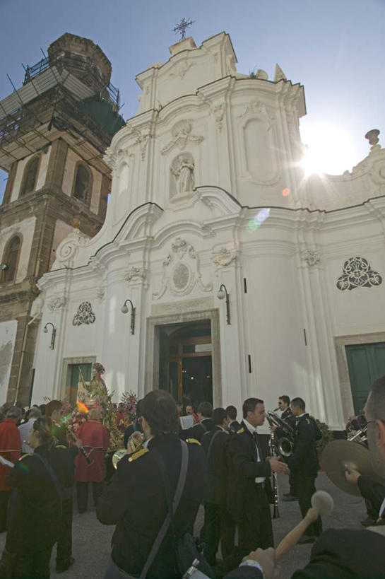 嘴,手,教堂,站,竖图,室外,白天,仰视,制服,度假,美景,城市风光,城市,雕塑,意大利,欧洲,行人,游客,游人,乐队,表演,握,阴影,节日,庆祝,艺术,装饰,光线,金属,雕刻,雕像,影子,景观,长号,管乐器,乐器,萨克斯,铜管乐器,许多人,音乐,拿,演奏,拿着,注视,文化,娱乐,队伍,路人,旅客,蓝色,蓝天,天空,阳光,工艺品,天,吹,吹号,观察,看,祈祷,站着,一群人,享受,休闲,健康,手部,景色,放松,握着,许愿,宗教,信仰,晴朗,观看,纪念,祈求,庆贺,美术,察看,演出,萨克斯风,萨克斯管,歌舞,关注,南欧,祝贺,主题,陈列,信念,奏乐,万里无云,意大利共和国,坎帕尼亚,阿马尔菲海岸,阿玛尔菲海岸,功能,美学,阿玛菲海岸,坎帕尼亚大区,过客,上演,阿玛菲海岸风景区,平安,女人,女性,中年女性,口,口腔,嘴巴,嘴唇,晴空,晴空万里,站立,半身,彩图,低角度拍摄,礼服,大教堂,礼拜堂