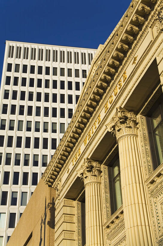 无人,高楼大厦,竖图,室外,白天,仰视,度假,美景,城市风光,城市,大厦,建筑,摩天大楼,加拿大,一排,阴影,整齐,光线,英文,标志,文字,影子,字符,字母,景观,娱乐,标识,建设,排列,蓝色,蓝天,天空,阳光,天,享受,休闲,景色,放松,晴朗,英文字母,北美,北美洲,队列,美洲,万里无云,省会,北亚美利加洲,亚美利加洲,马尼托巴,马尼托巴省,曼尼托巴省,温尼伯,晴空,晴空万里,彩图,低角度拍摄,大楼,高层建筑,高楼,摩天楼