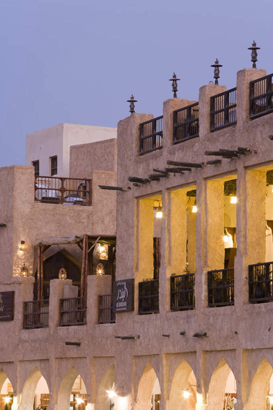 无人,家,竖图,室外,白天,仰视,旅游,度假,标志建筑,地标,建筑,路灯,照明,卡塔尔,亚洲,一排,阴影,整齐,光线,影子,房屋,屋子,灯光,首都,娱乐,建设,楼房,住宅,灯,排列,蓝色,蓝天,天空,天,享受,休闲,旅游胜地,放松,晴朗,照亮,照明设备,队列,西亚,多哈,万里无云,卡塔尔国,贝达,晴空,晴空万里,彩图,低角度拍摄,房子