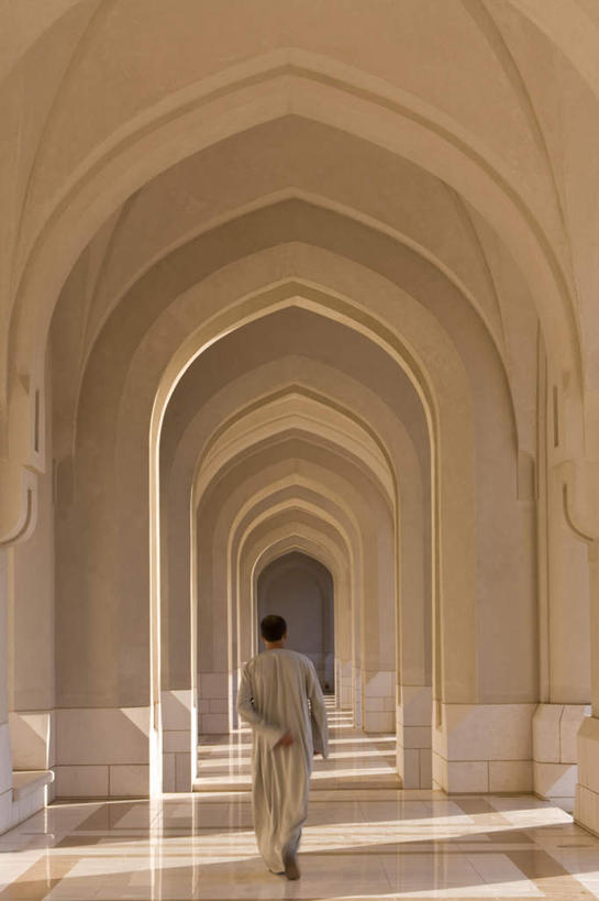 东方人,一个人,家,宫殿,走,竖图,室内,白天,民族服装,旅游,度假,门,标志建筑,地标,建筑,阿曼,亚洲,仅一个男性,仅一个人,仅一个中年男性,阴影,光线,影子,房屋,墙,屋子,拱门,首都,注视,黄种人,娱乐,建设,楼房,墙壁,墙面,住宅,背面,阳光,门框,观察,看,享受,休闲,旅游胜地,放松,观看,察看,关注,西亚,阿曼苏丹国,马斯喀特,马斯喀图,马斯卡德,米卡斯,男人,男性,中年男性,亚洲人,步行,散步,走路,彩图,全身,传统服装,民俗服,房子