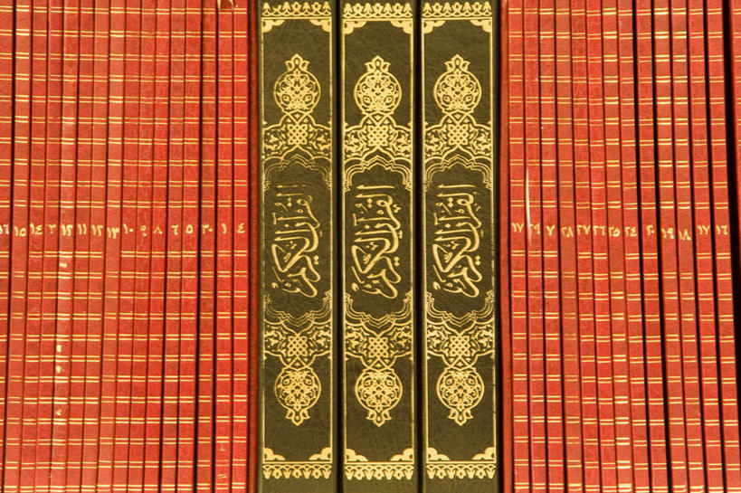 无人,横图,室内,特写,白天,仰视,旅游,度假,名胜古迹,标志建筑,地标,建筑,书籍,阿曼,亚洲,一排,许多,节日,遗迹,整齐,标志,文字,字符,字母,首都,很多,古迹,文化,文物,娱乐,标识,建设,古建筑,排列,红色,祈祷,享受,休闲,健康,旅游胜地,放松,许愿,宗教,信仰,纪念,祈求,伊斯兰教,队列,清真寺,西亚,经书,古文明,可兰经,阿曼苏丹国,经籍,马斯喀特,马斯喀图,马斯卡德,米卡斯,平安,书,图书,彩图,低角度拍摄