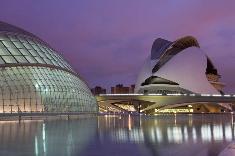 无人,博物馆,横图,室外,夜晚,正面,度假,河流,美景,日落,水,植物,城市风光,城市,路灯,照明,西班牙,欧洲,波纹,研究,河水,景观,水流,晚霞,霞光,落日,灯光,涟漪,教育,娱乐,灯,树,树木,绿色,倒影,水纹,自然,黄昏,波浪,享受,休闲,景色,彩霞,放松,生长,成长,展览,照亮,倒映,照明设备,南欧,欣赏,陈列,水晕,西班牙王国,夕照,反照,巴伦西亚,瓦伦西亚自治区,典藏,夕阳,彩图,斜阳