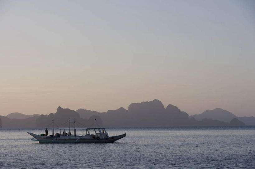 东方人,横图,室外,白天,正面,旅游,度假,岛屿,湖,湖泊,美景,山,山脉,水,雾,船,菲律宾,亚洲,行人,游客,游人,阴影,波纹,服装,朦胧,模糊,光线,影子,岛,湖面,景观,山峰,水流,水面,游艇,涟漪,山峦,许多人,休闲装,黄种人,娱乐,路人,旅客,衣服,蓝色,倒影,蓝天,水纹,天空,阳光,自然,交通工具,波浪,湖水,群山,天,一群人,享受,休闲,休闲服,景色,放松,服饰,东南亚,晴朗,连绵,迷雾,倒映,绵延,自然风光,载具,万里无云,水晕,菲律宾共和国,绵亘,反照,巴拉望,巴拉望岛,过客,亚洲人,列岛,群岛,诸岛,大雾,晴空,晴空万里,半身,彩图
