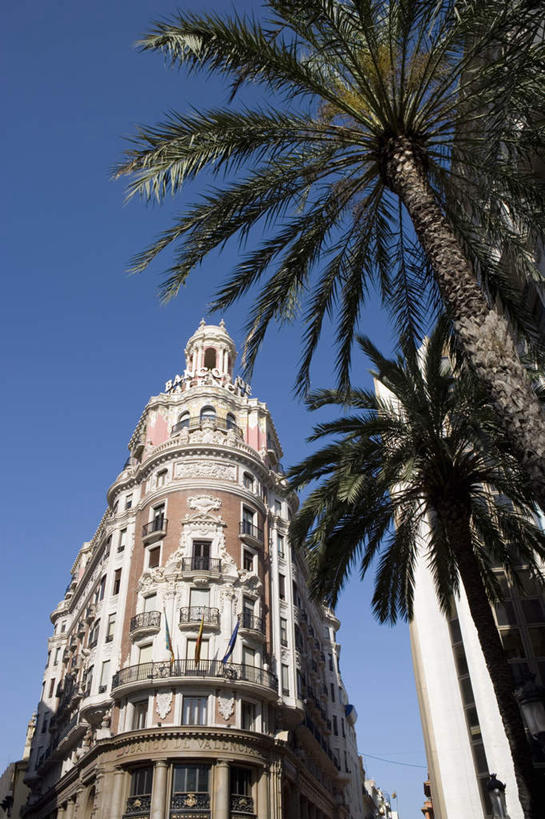 无人,家,竖图,室外,白天,仰视,旅游,度假,植物,窗户,标志建筑,地标,建筑,棕榈树,旗帜,叶子,欧洲,一排,阴影,整齐,光线,影子,房屋,墙,屋子,公寓,绿叶,树桩,娱乐,旗子,建设,洋房,楼房,玻璃窗,墙壁,墙面,住宅,树,树干,树木,排列,蓝色,绿色,蓝天,天空,阳光,自然,天,享受,休闲,嫩叶,木桩,旅游胜地,放松,生长,晴朗,成长,队列,南欧,棕榈叶,伊比利亚半岛,万里无云,旌旗,旗号,三面,伊比利亚,叶,叶片,晴空,晴空万里,彩图,低角度拍摄,房子