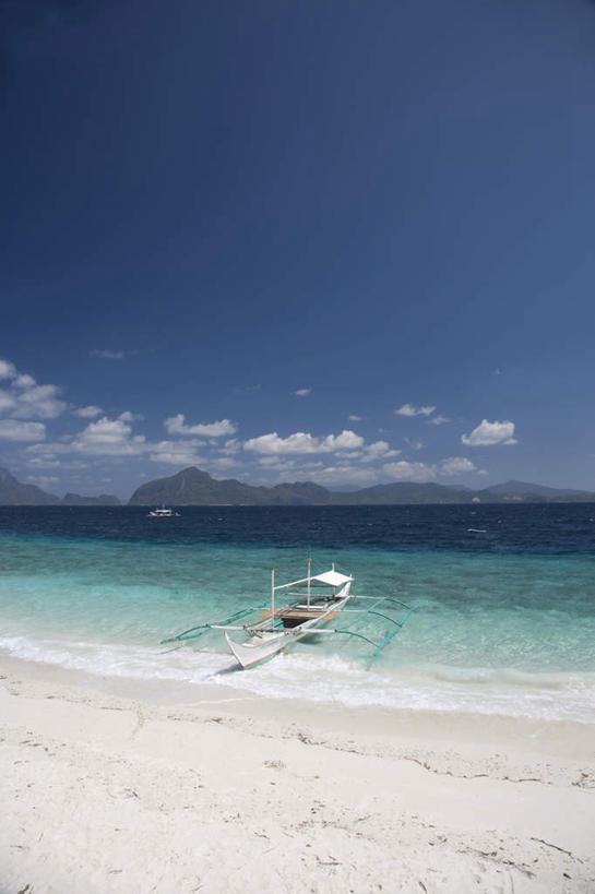 无人,竖图,室外,白天,正面,旅游,度假,岛屿,海浪,海洋,美景,沙滩,船,菲律宾,亚洲,一艘,停靠,阴影,光线,沙子,影子,岛,海岸,景观,浪花,水平线,云,云朵,辽阔,木船,海平线,沙地,云彩,娱乐,蓝色,白云,蓝天,天空,阳光,自然,海水,交通工具,天,享受,休闲,广阔,景色,放松,东南亚,晴朗,一望无际,舟,停泊,自然风光,载具,海景,菲律宾共和国,无边无际,一马平川,巴拉望,巴拉望岛,大海,风浪,海,海水的波动,海滩,近岸浪,列岛,群岛,涌浪,诸岛,晴空,彩图,水天相接,水天一线